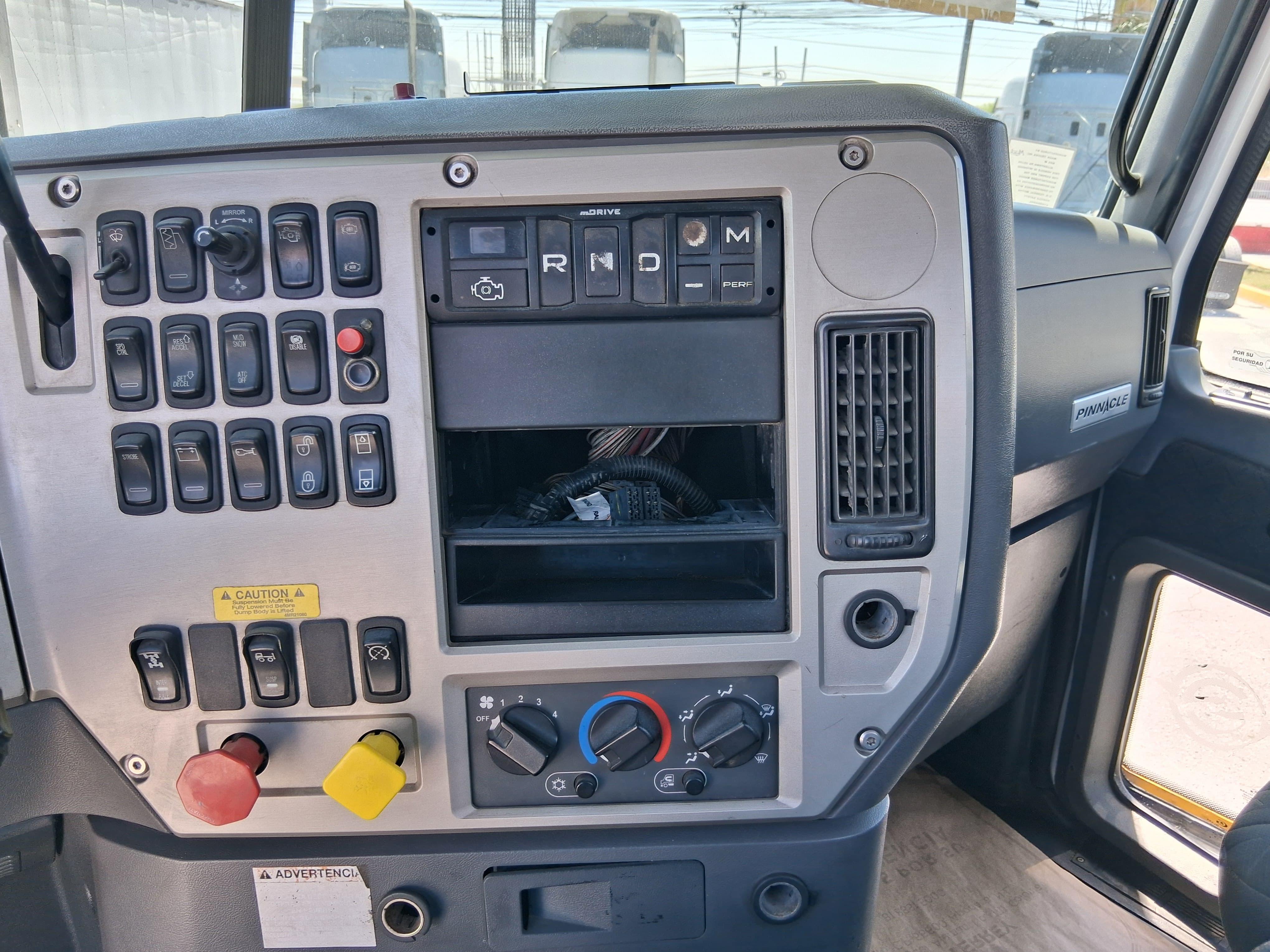 Mack CXU 613 Daycab